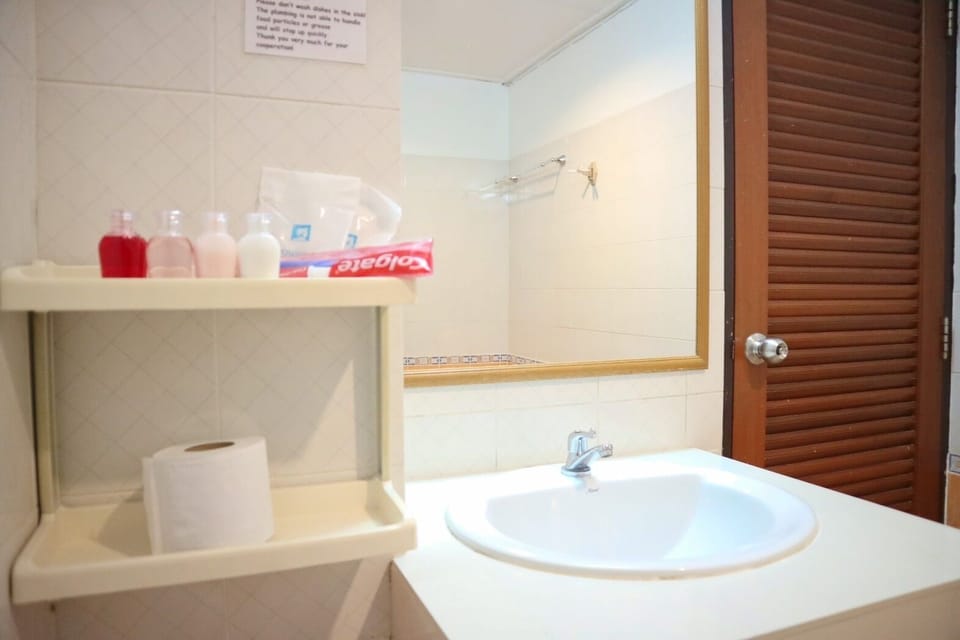 Deluxe Double Room | Bathroom | Shower, towels