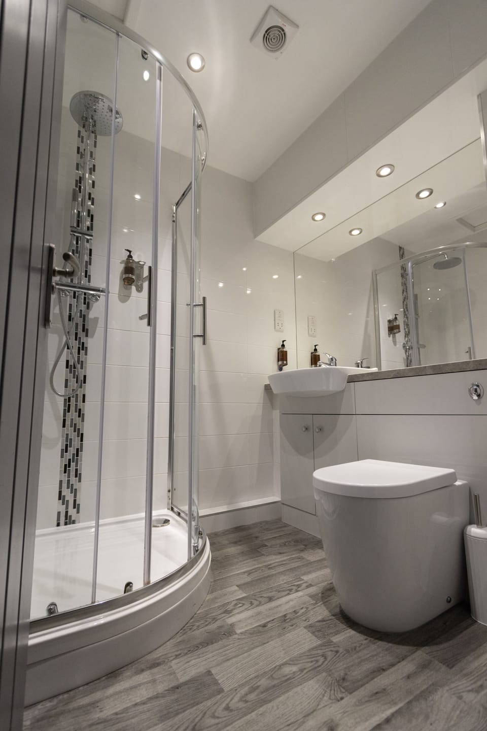 Deluxe Room, 1 King Bed | Bathroom | Shower, free toiletries, hair dryer, towels