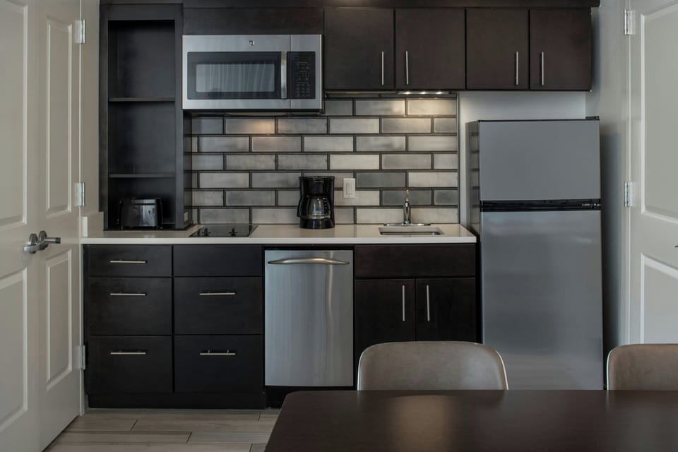 Studio, Multiple Beds | Private kitchen | Fridge, microwave, oven, stovetop