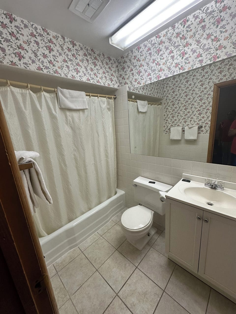 Standard Room, 1 Double Bed | Bathroom | Combined shower/tub, towels