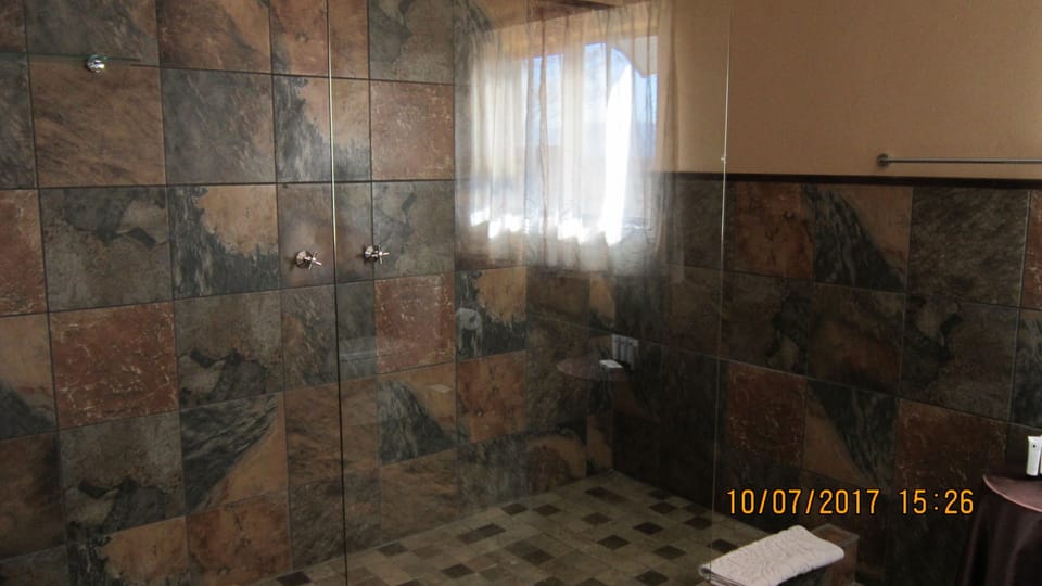 Small Robin | Bathroom | Free toiletries, towels