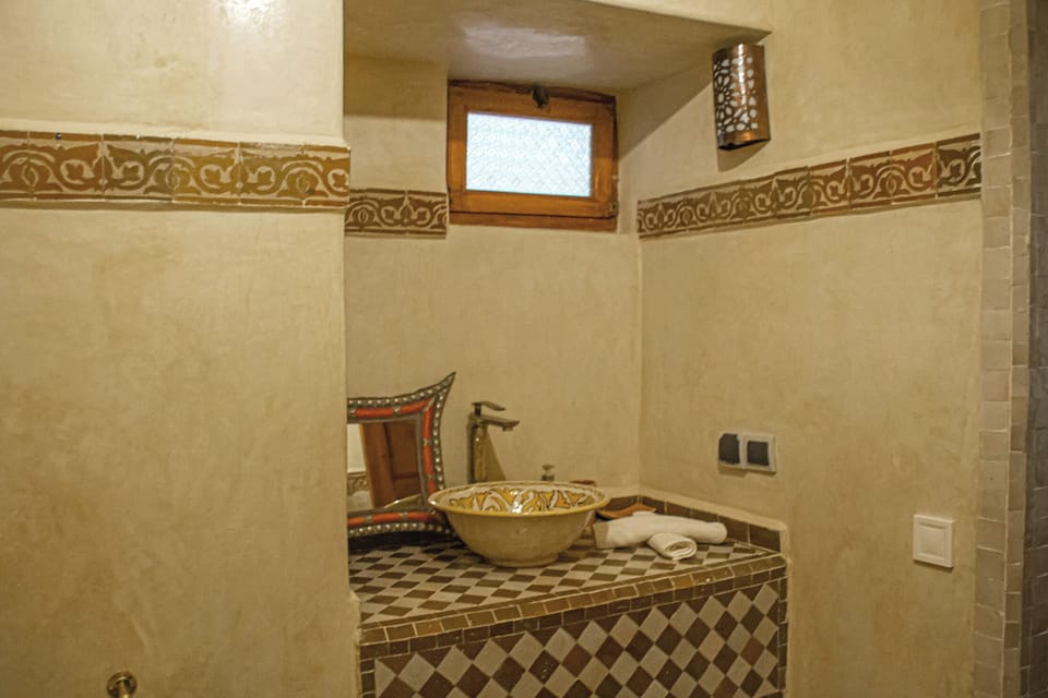 Classic Single Room | Bathroom | Hair dryer, towels, shampoo, toilet paper