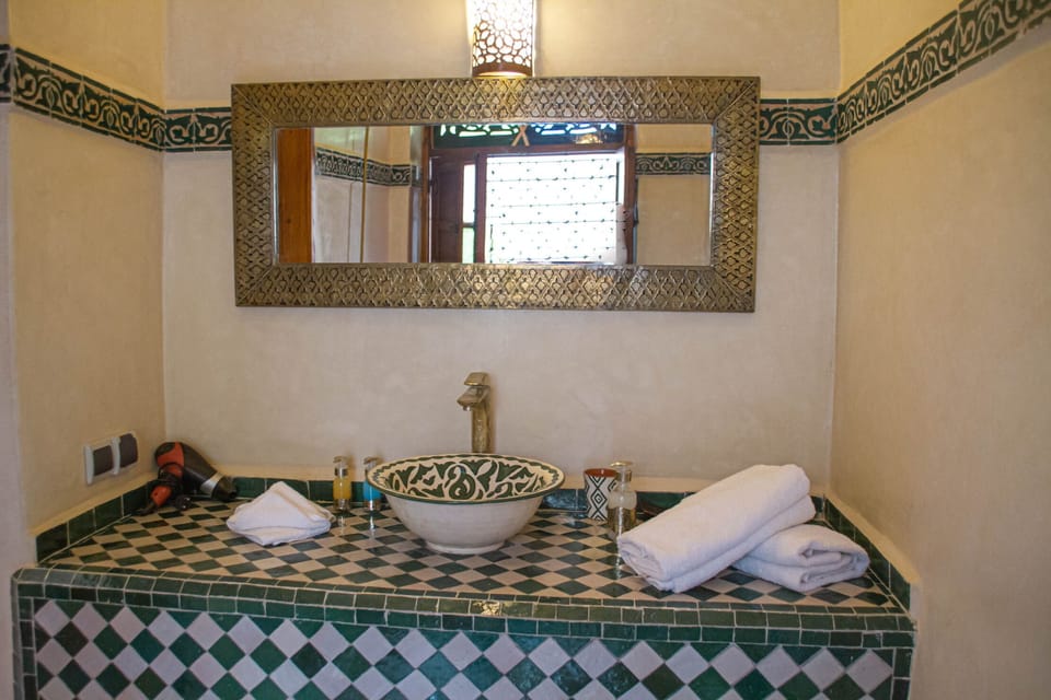Double Room | Bathroom | Hair dryer, towels, shampoo, toilet paper