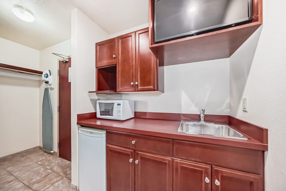 Suite, 1 Queen Bed with Sofa bed | Private kitchenette | Coffee/tea maker, fridge, microwave