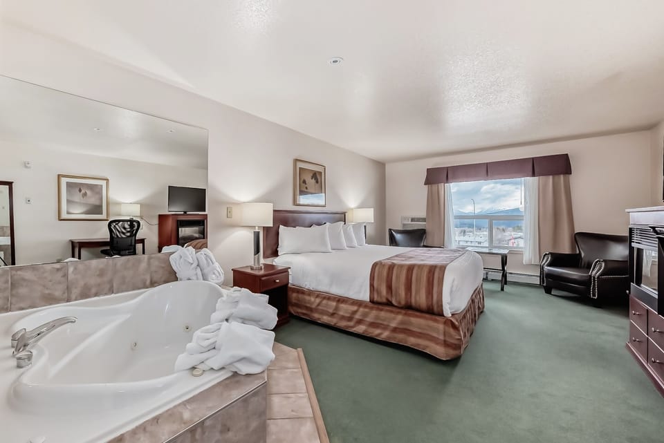 Suite, 1 King Bed, Jetted Tub | Desk, laptop workspace, iron/ironing board, WiFi (free)