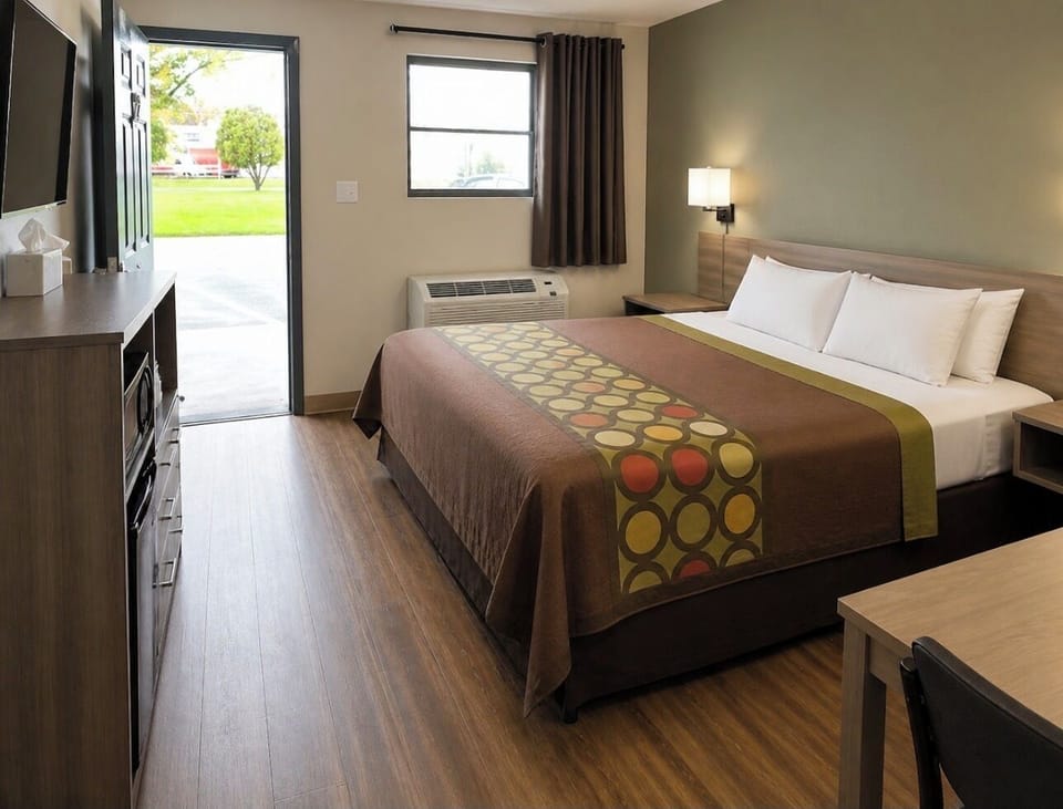 King Size Bed - Smoking | Minibar, desk, WiFi (free), bed sheets