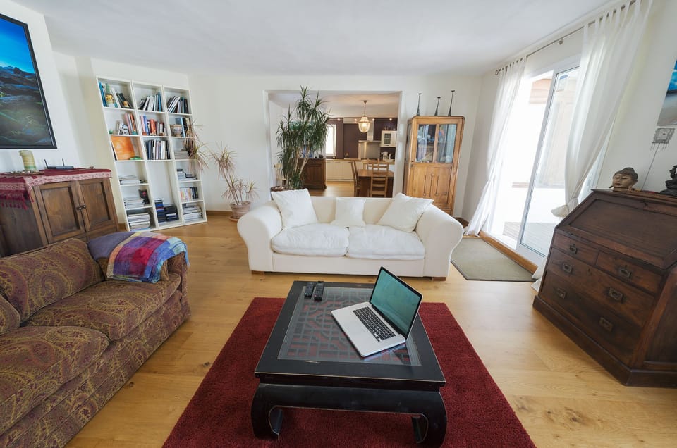 Large living room, wifi, smart tv and chimney.