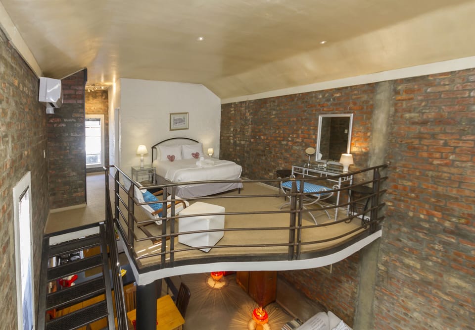 Mezzanine en-suite bedroom.