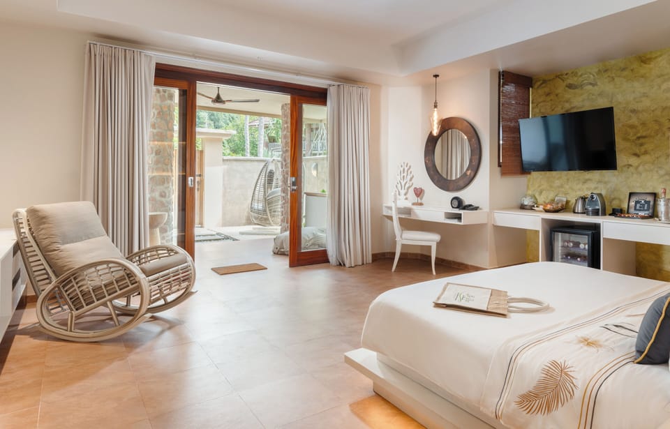 Honeymoon Suite | Minibar, in-room safe, desk, iron/ironing board (on request)