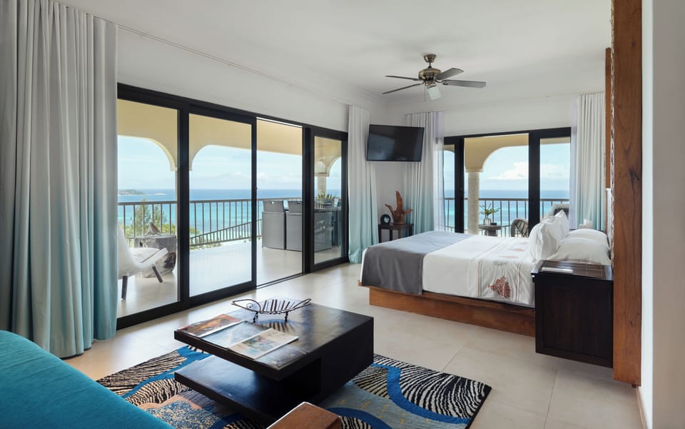 Villa 270 | Minibar, in-room safe, desk, iron/ironing board