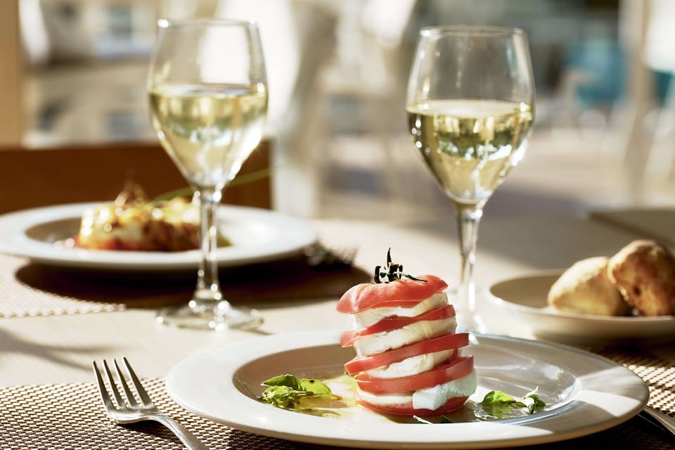 5 restaurants; breakfast, lunch, and dinner served