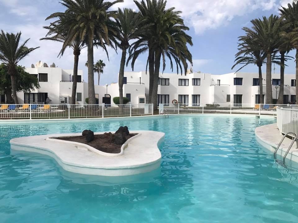 Great Clean Pool,. quiet with sun beds available
