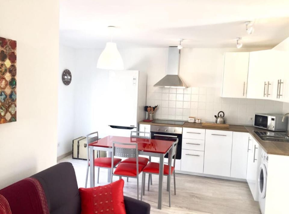 KITCHEN: OVEN DISHWASHER-MICROWAVE-TEAM-WASHING MACHINE-SUPER EQUIPPED (pots, crockery, etc.)