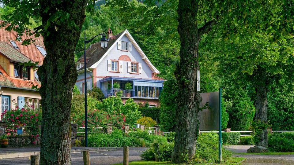 Our house (in blue) seen from the street. Our Mountain Hiker holiday apartment is independent and is located above our private accommodation (veranda).