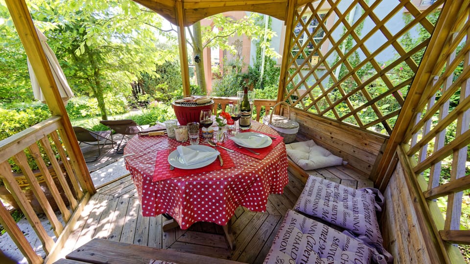 In our garden, a small terrace with a gazebo is reserved for the guests of the Mountain Hiker apartment.
