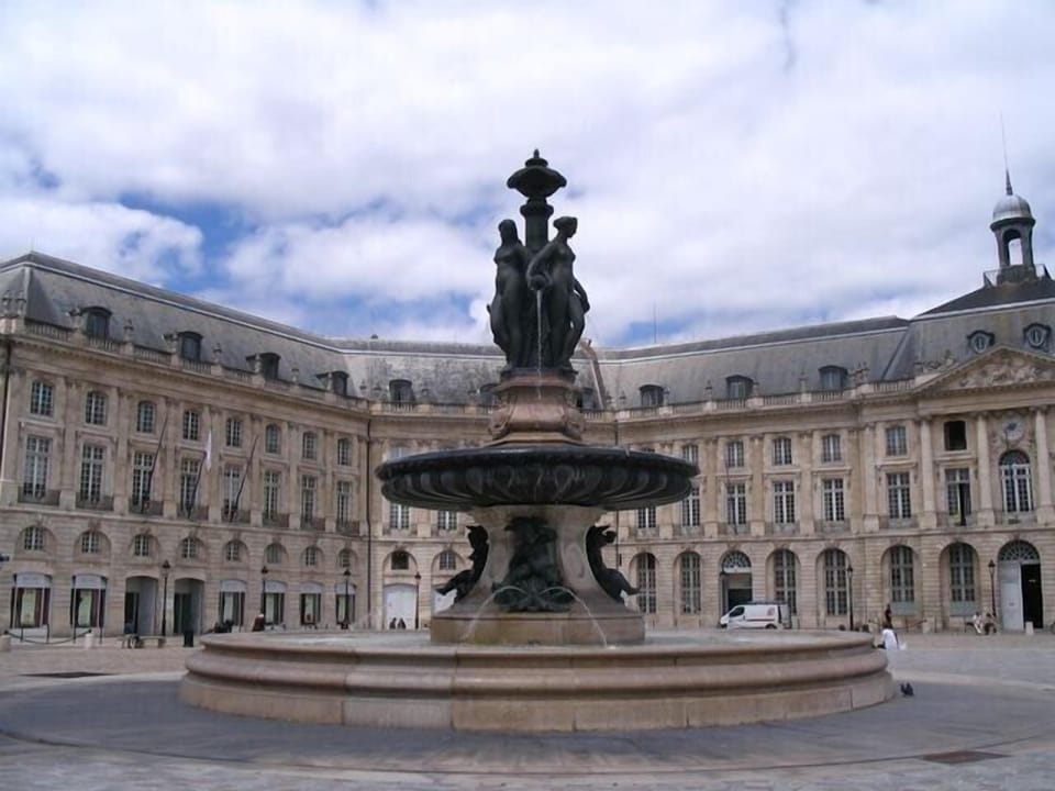 PLACE DE LA BOURSE 5 MINUTES ON FOOT FROM THE APARTMENT