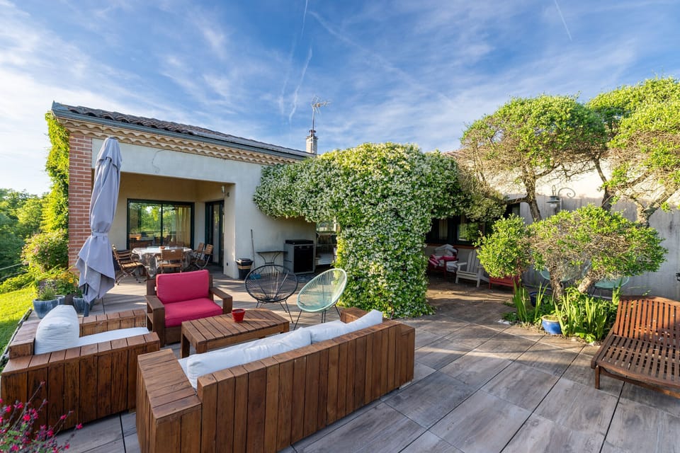 Large terrace (approx. 150m²) with 2 shaded areas and a sunbathing area – 1 fire pit – 1 gas griddle – 1 outdoor table for 8 people + 1 table for 4 people