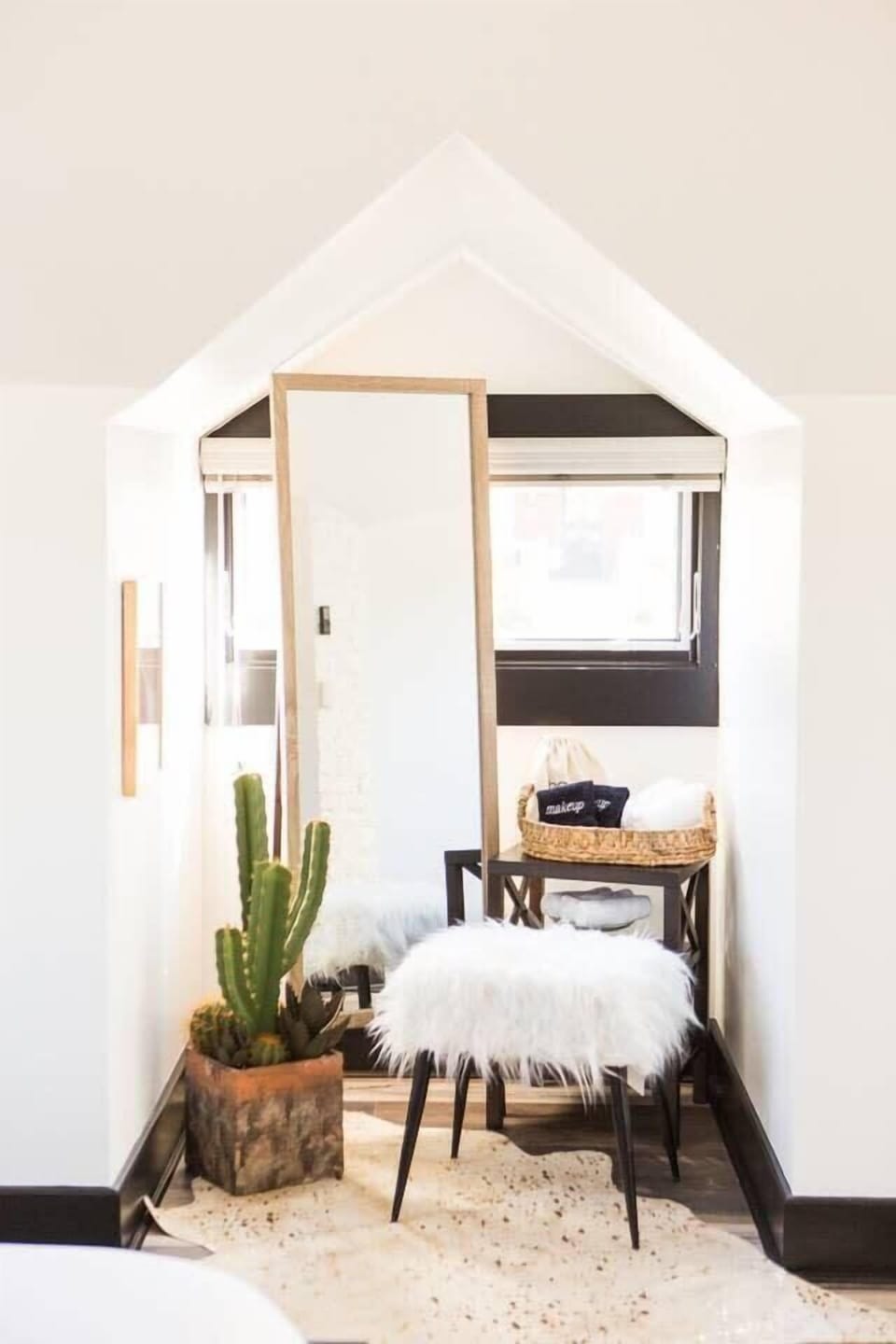 Main House: Upstairs Suite Powder nook with plenty of natural light!