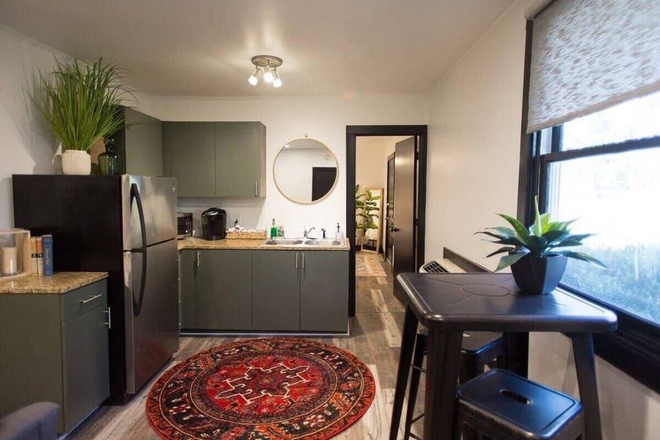 Back House: Eat-In Kitchenette
