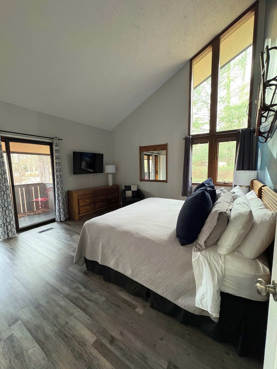 Master Bedroom/King Bed