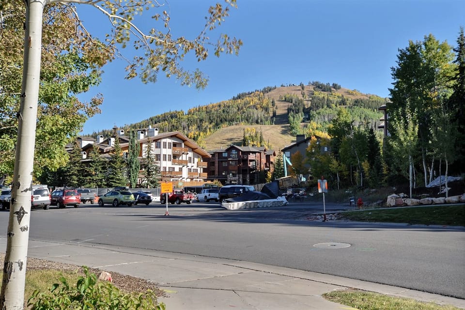 Silver Lake Village and ski lifts are a short jaunt across the street