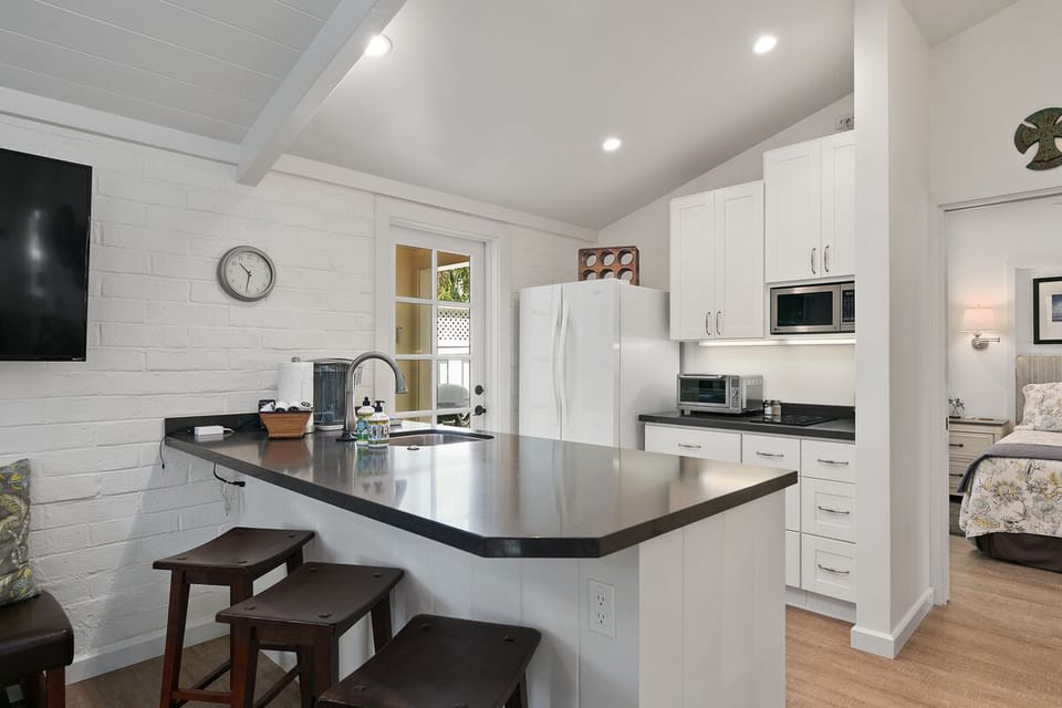 KITCHEN WITH CHOICE OF KEURIG POD OR A DRIP COFFEE MAKER