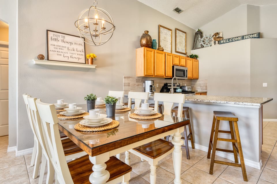 Table for 6 with breakfast bar seating for 4!