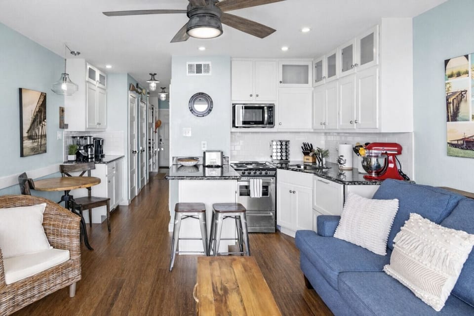 Open-concept coastal condo steps from Galveston Seawall