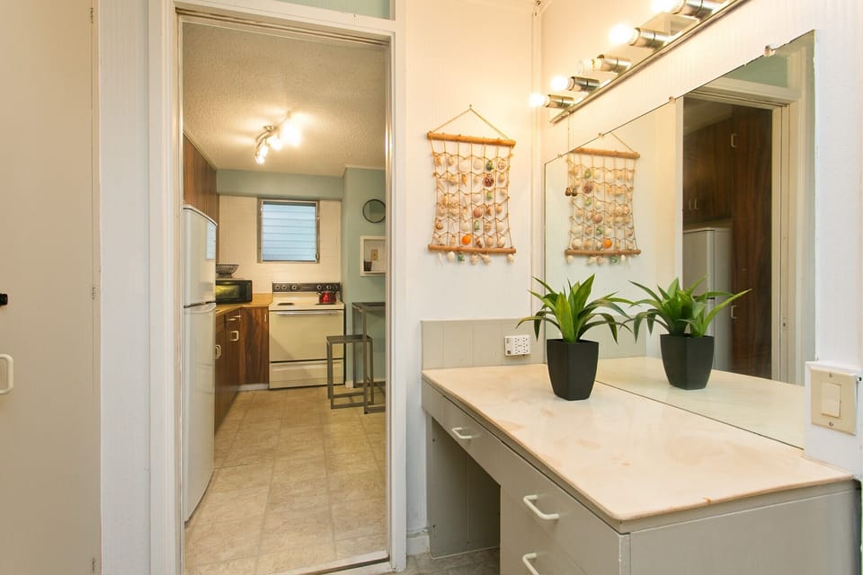 powder room / make-up area