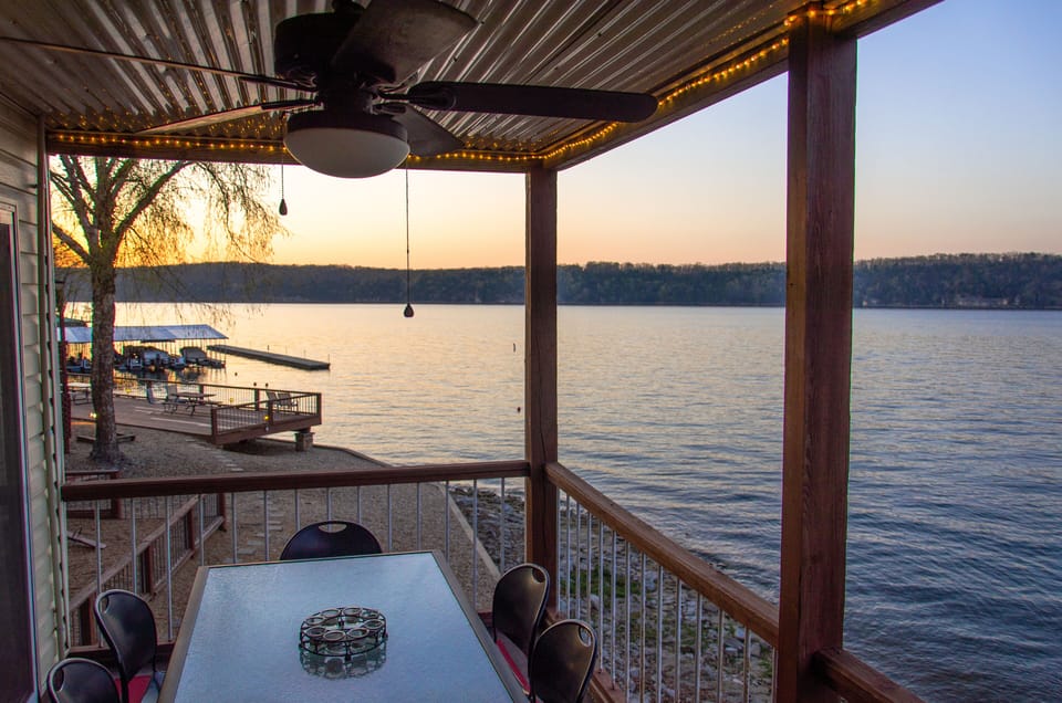 Relax on our deck and enjoy the sunset on the main channel of the lake!