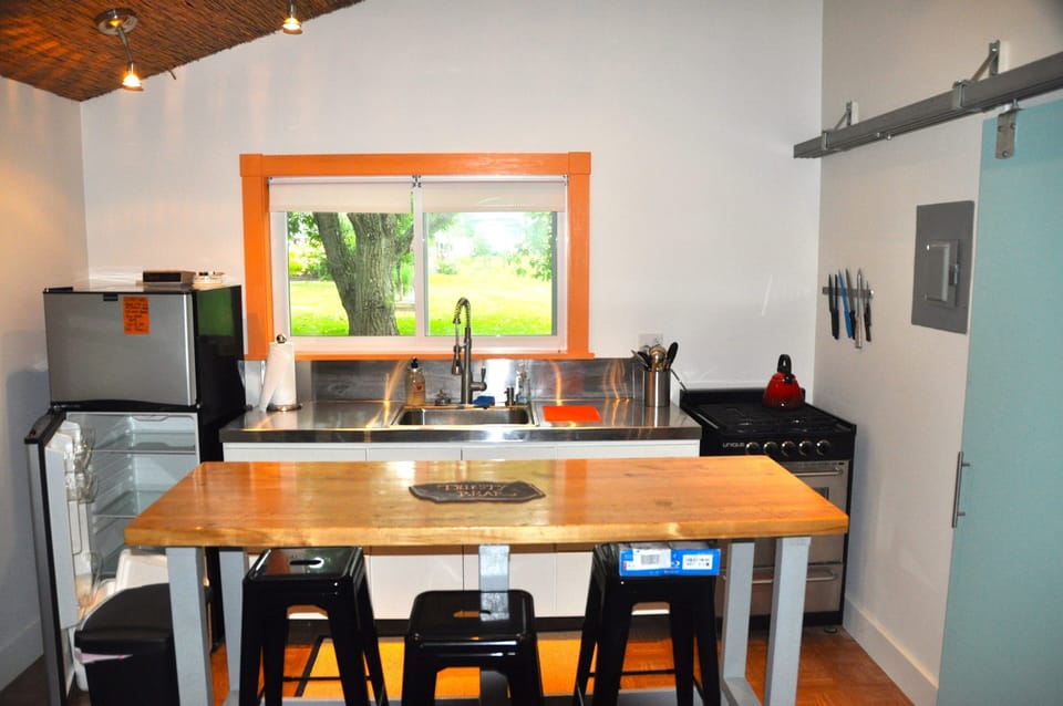 Modern, fully equipped Kitchen. Stove, oven, fridge, freezer, etc