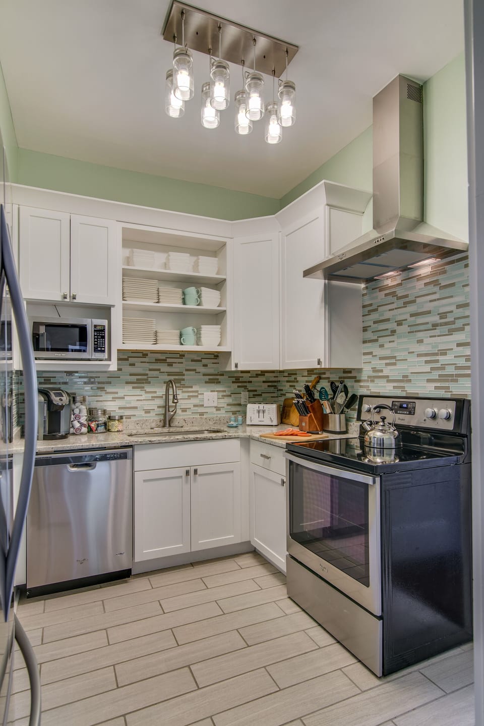 Updated modern kitchen with Keurig and cookware provided!