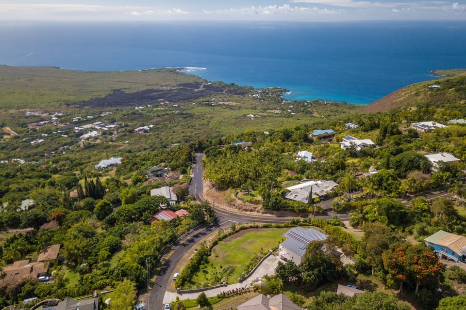 12 minute drive to Kealakekua Bay. World class snorkeling & swim withe dolphins.