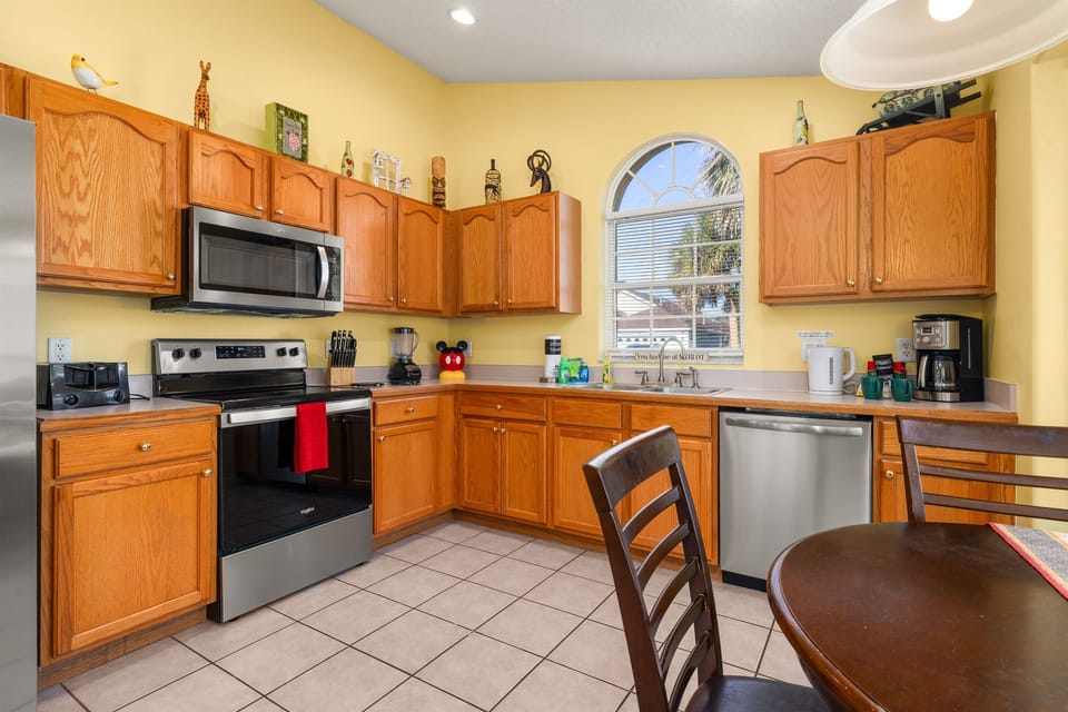 Bright and spacious kitchen with everything you need for meals!