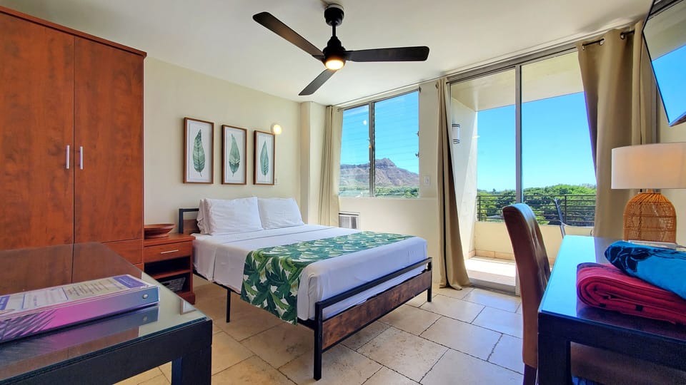 QUEEN BED STUDIO