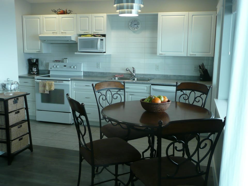 There are stools for 2 more guests. Also a large table and six chairs on deck.