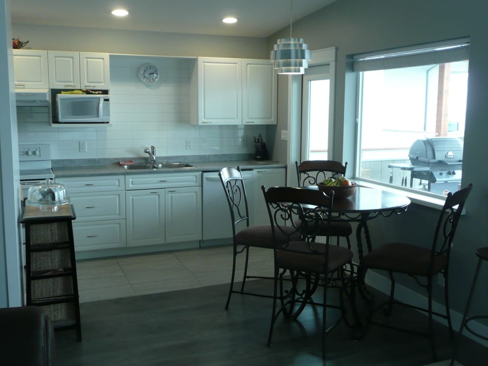 Convenient door from the kitchen to the bbq and deck.
