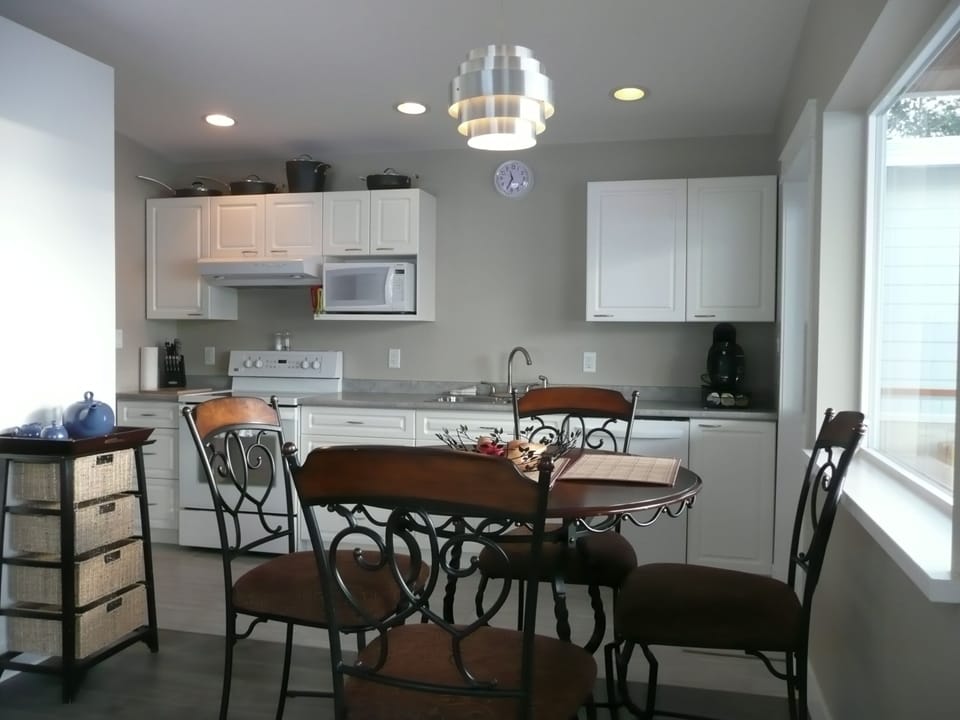 Fridge, stove, d/w, microwave, coffee maker. Well equipped and very clean.