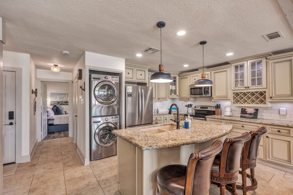 Fully equipped kitchen with a breakfast bar