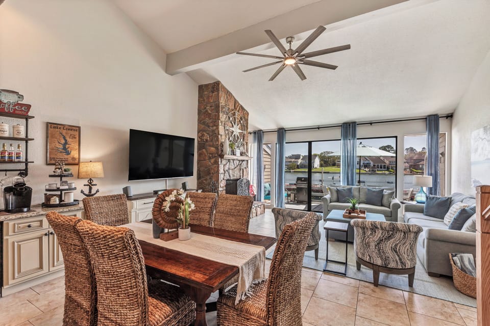 Plenty of seating at the dining table with the option of extending it.