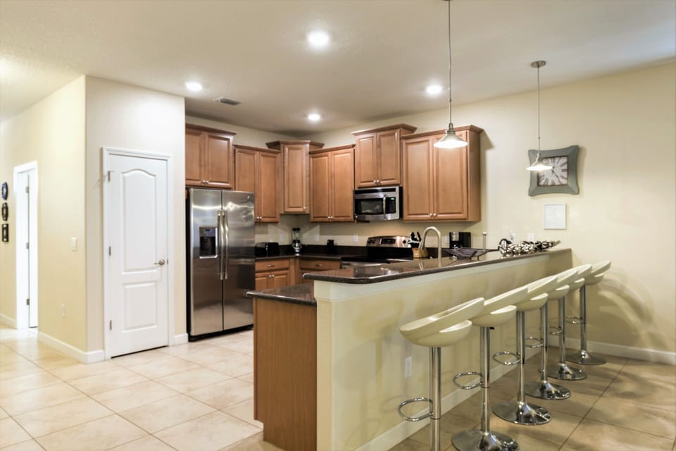 Full functioning kitchen - seating for 6 at counter