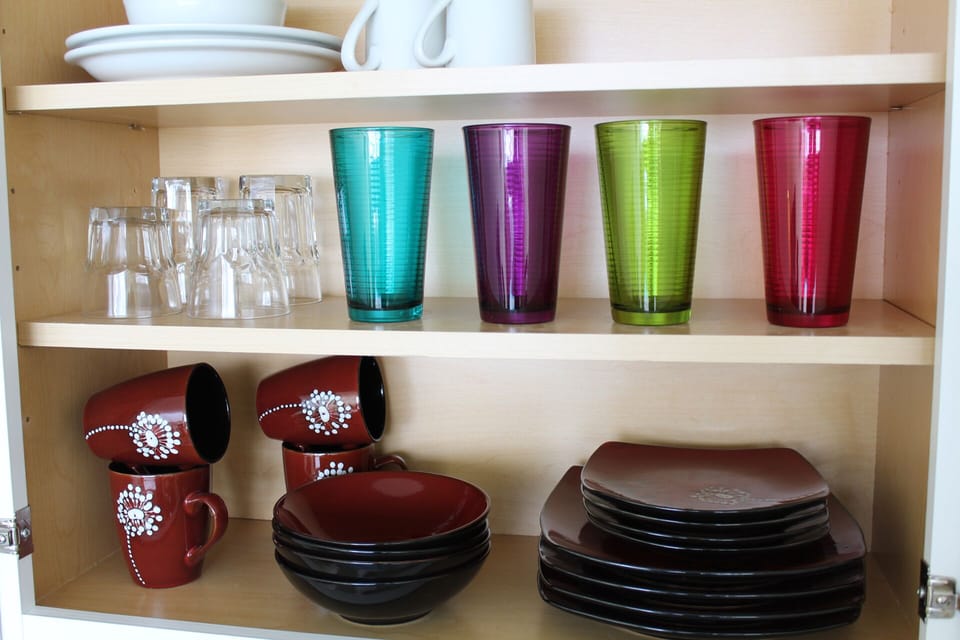 Full set of dishes, cups and mugs