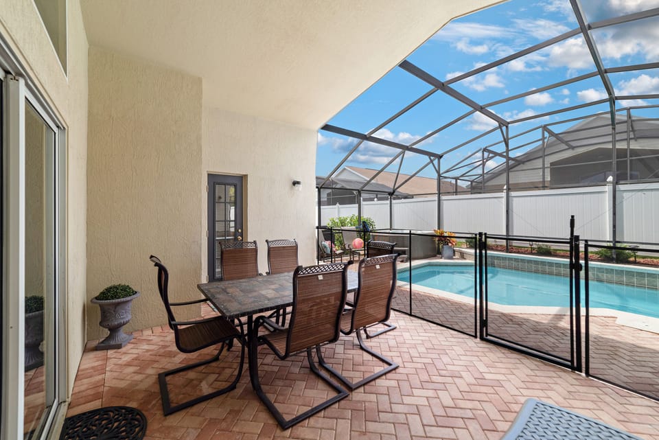 Lanai with seating for 6. Sip drinks in the shade while kids splash in the pool