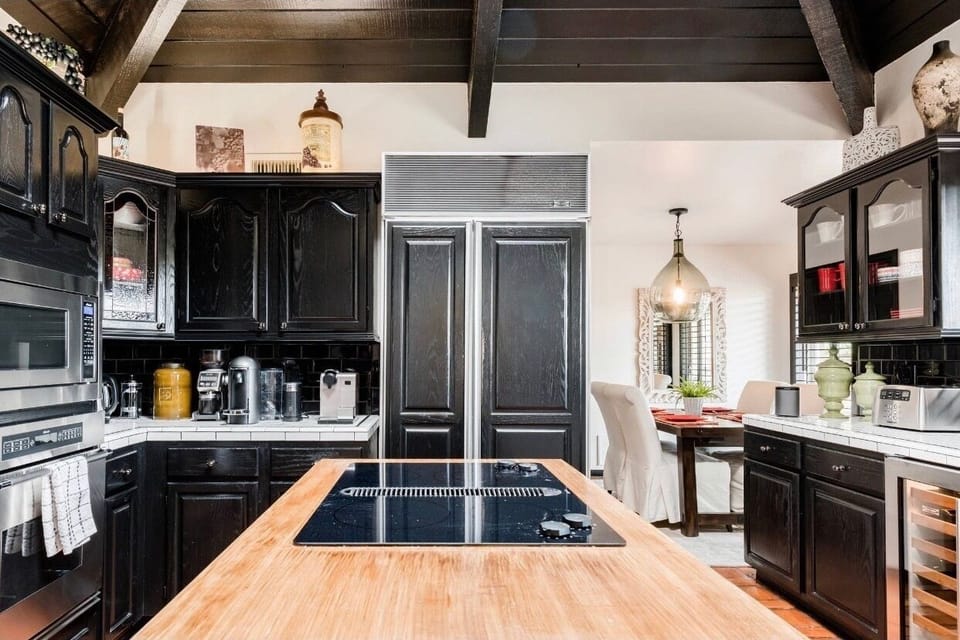 Enjoy a cappuccino while listening to Sonos speakers or perhaps TV while cooking