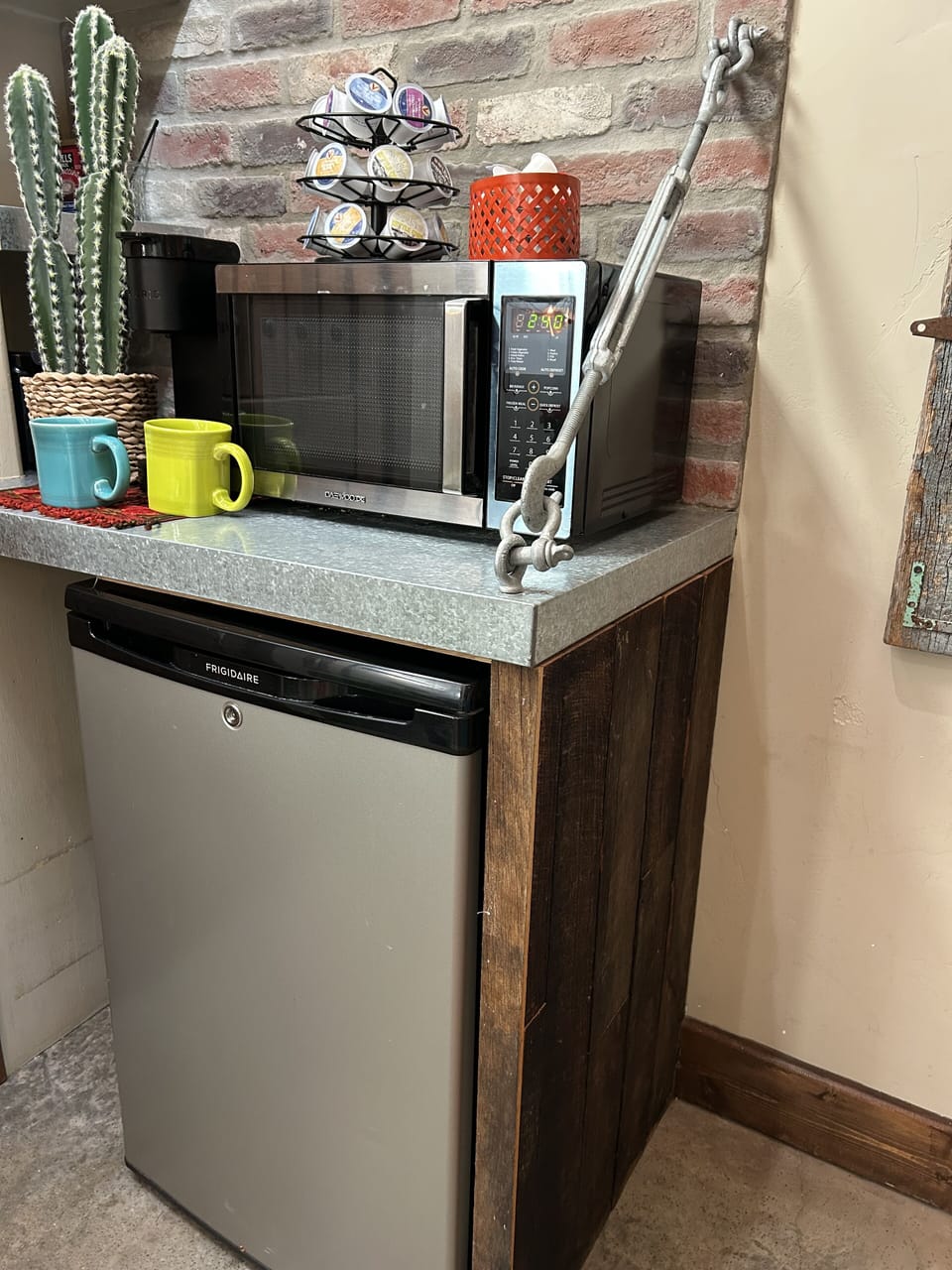 Keurig coffee maker, mini fridge, microware, bagel toaster. We furnish
coffees.