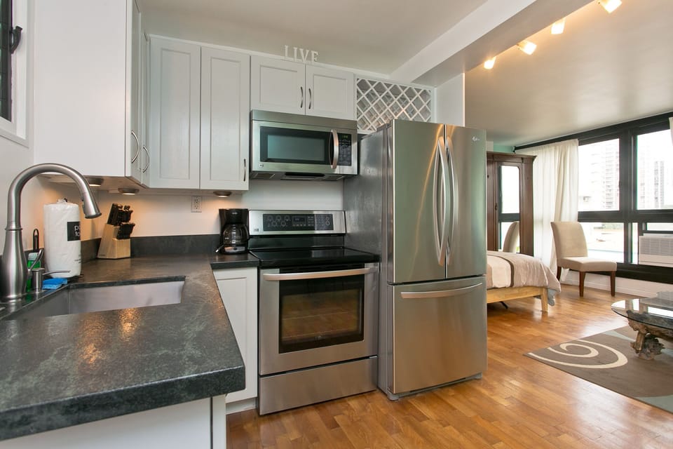 FULL KITCHEN