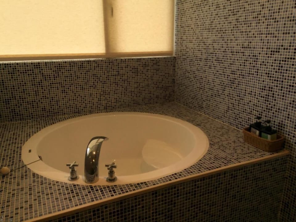 Standard Quadruple Room | Bathroom | Free toiletries, hair dryer, slippers, towels