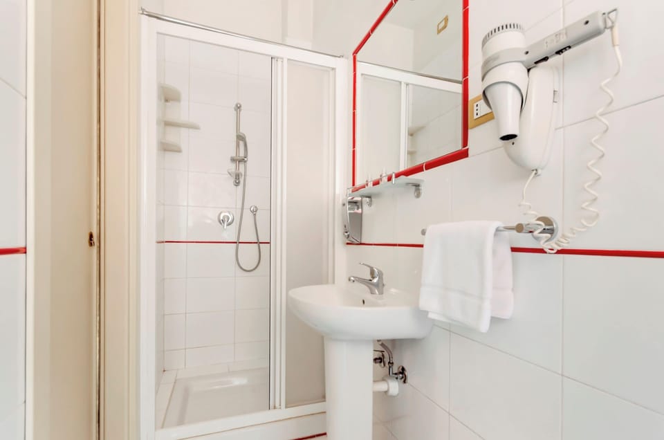 Double Room | Bathroom | Shower, free toiletries, hair dryer, bidet