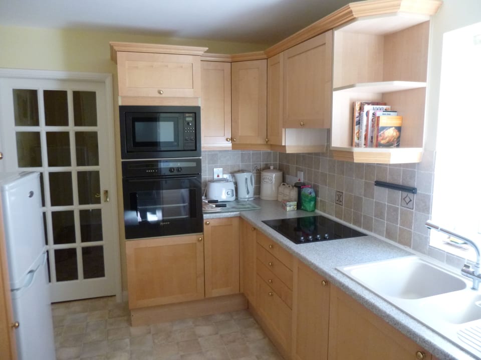 Kitchen. Built in oven with microwave above. Hob top, fridge/freezer etc