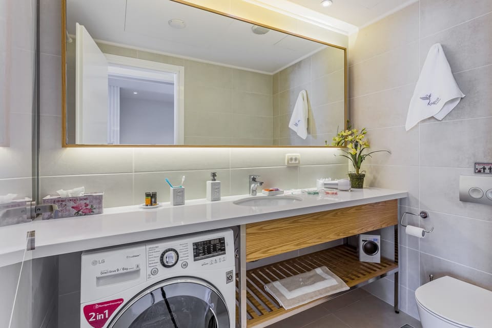 Suite (Joseph) | Bathroom | Bathtub, jetted tub, designer toiletries, hair dryer